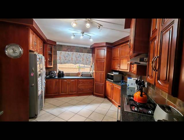 4 BEDROOM HOUSE FOR SALE IN ELDOGLEN